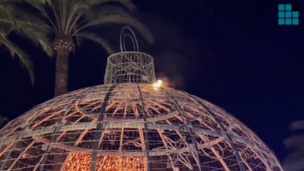 Se incendia una gran bola de Navidad con 8.000 luces en Alicante