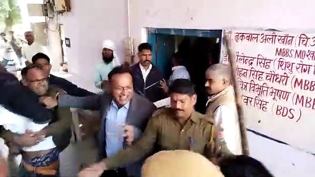 एसीबी से की धक्का-मुक्की...पुलिस ने की पिटाई