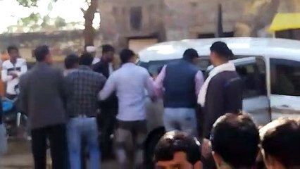 एसीबी से की धक्का-मुक्की...पुलिस ने की पिटाई