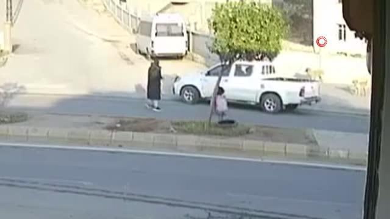 Köpekten kaçarken yere düşen küçük kız kamyonetin altında kalmaktan son anda böyle kurtuldu