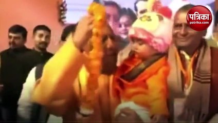 कानपुर में छोटे बच्चे को देख योगी चम्मच से खिलाने लगे दही