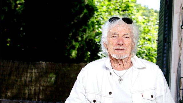 GALA VIDEO – Hugues Aufray blessé à 93 ans : le poignet cassé, il honore un rendez-vous important