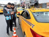 Ceza yiyince sinirlenen taksici, gazetecilerin yakınından hızlı geçince bir ceza daha yedi
