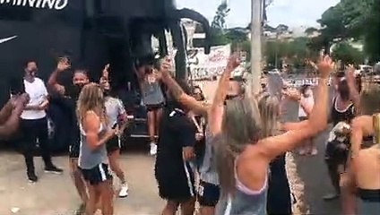 Jogadoras descem do ônibus e comandam festa com a Fiel; veja vídeo