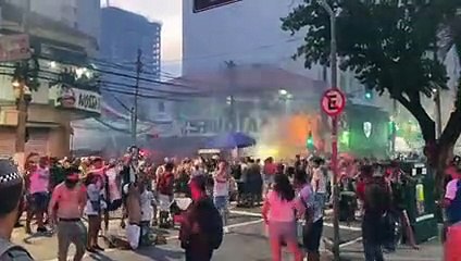 Palmeirenses comemoram título da Copa Libertadores em frente ao clube