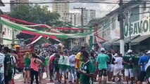 Palmeirenses se reúnem para acompanhar decisão em frente ao clube