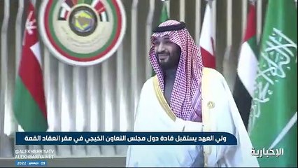 ولي العهد يستقبل أمير قطر بـ«عناق أخوي» وترحيب حار