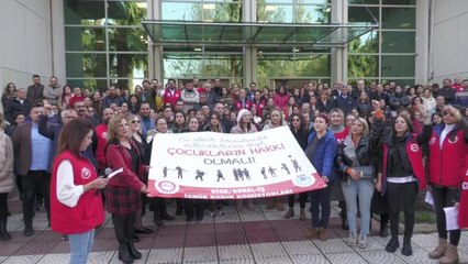 Tarikat Liderinin Çocuğunun 6 Yaşındayken Cinsel İstismara Uğraması İzmir'de Protesto Edildi: "Karanlık Zihinlerinize Çocukları, Kadınları, Aydınlığı...