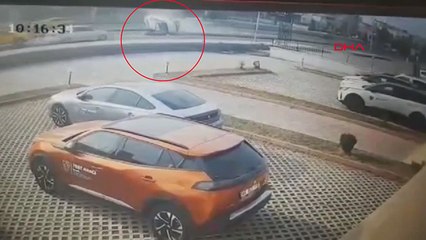 Refüje çarıpıp devrildi; kaza anı kamerada