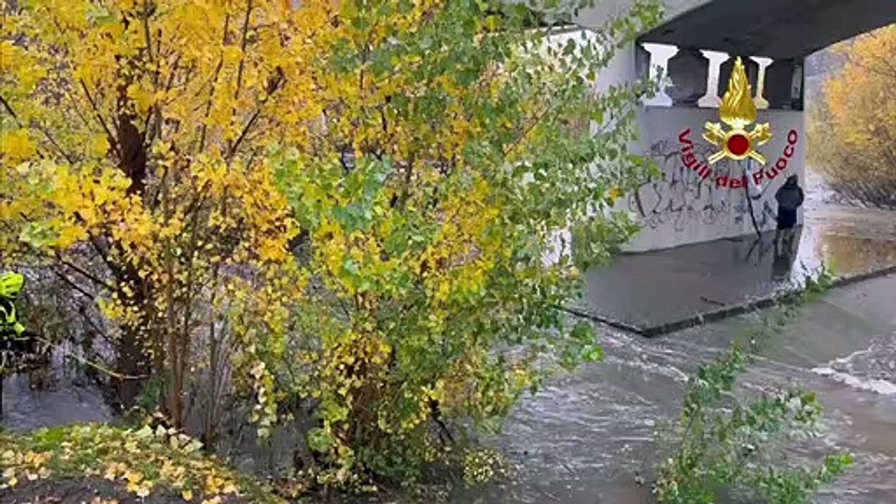 Senzatetto isolata sul pilone di un ponte per la piena del fiume: salvata dai vigili del fuoco
