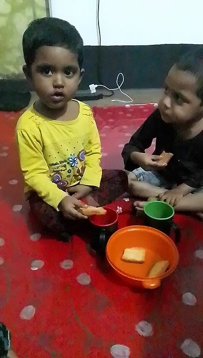 মামনি টা কী খাচ্ছে ভাইকে সাথে নিয়ে Samira & Mariam World's