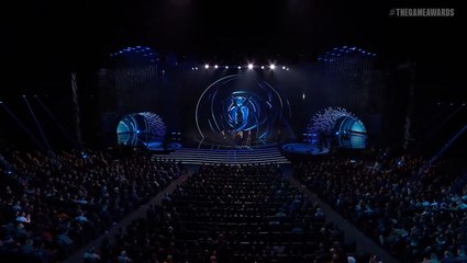 Скачать видео: The Game Awards: Bizarre moment stage invader dedicates award to Bill Clinton