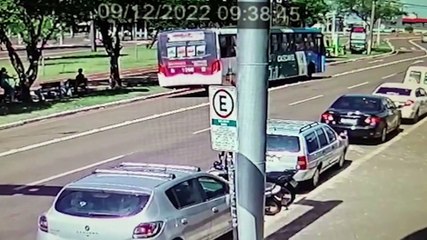 Quase uma tragédia: Vídeo mostra homem caindo na via e sendo atropelado pro ônibus