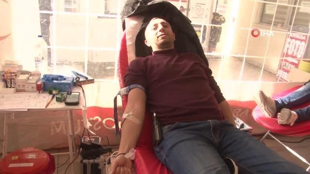 Kartal'da Kan Ver Hayat Ver sloganıyla düzenlenen kan bağışı kampanyasına yoğun ilgi