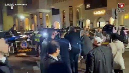 مطاردة الصحفيين لـ«يحيى الفخراني» في عزاء الراحل مفيد فوزي