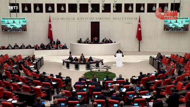 Özkan Yalım, TBMM Kürsüsüne Koyduğu İnsan Figürlü Dövizle Bakanlara Sordu: Her Ay 10 Bin Dolar Rüşvet Alan Milletvekili Kim? Bunları Açıklamazsanız,...