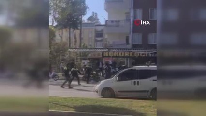 Trafikte motosikletli kurye dehşeti: Kendisinden belge isteyen polislere kapı anahtarı ile saldırdı