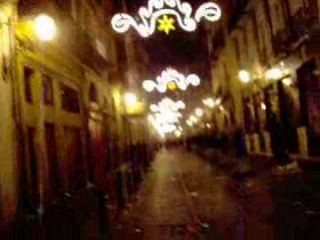 Caddie dans les rues de Valencia pendant les Fallas