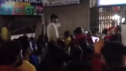 ब्रेकिंग न्यूज़: बैंक लूटने पहुंचे अपराधी को बैंक कर्मियों ने धर दबोचा, देखें फिर क्या हुआ