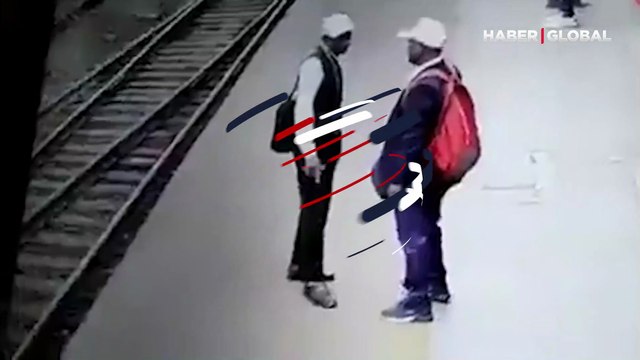 Korkunç an kamerada! Tren istasyonunda, bilet kontrol görevlisine elektrik çarptı, raylara düştü