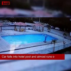 Un conductor fuera de control termina en la piscina con todo y carro