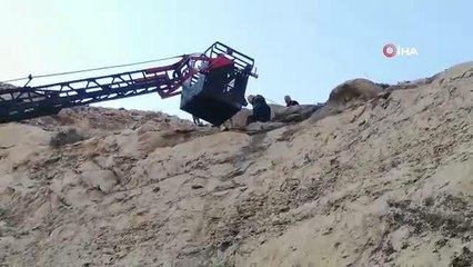 Siirt'te 5 gündür kayalıklarda mahsur kalan eşek böyle kurtarıldı