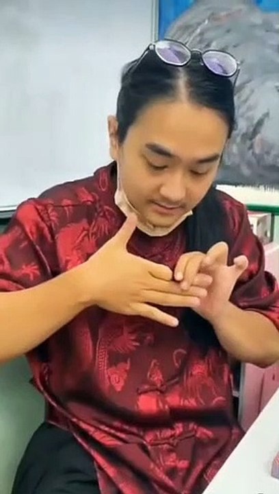 Ce qu'il fait avec ses doigts est incroyable... Magicien génial