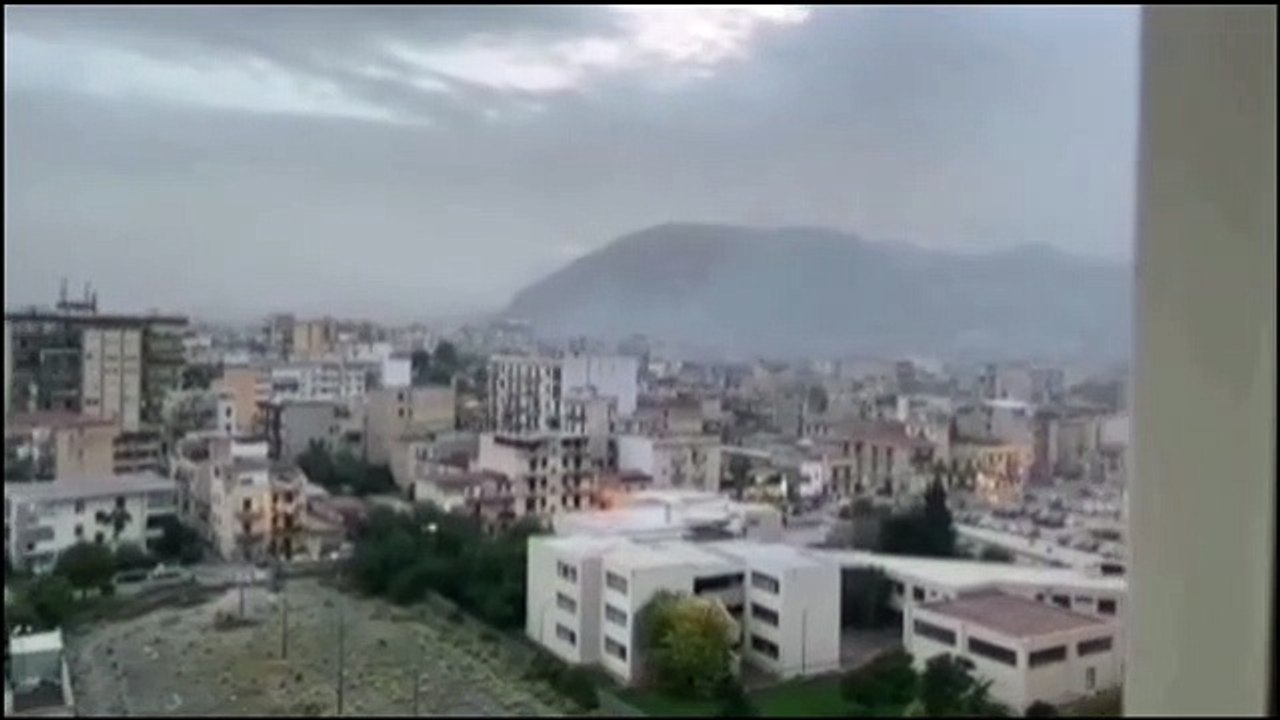 Palermo, baracca a fuoco e traffico paralizzato