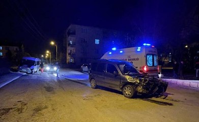 Hafif ticari araç ile minibüsün çarpıştığı kazada 7 kişi yaralandı