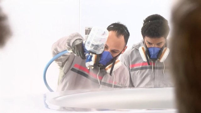 Vitrolles : le lycée Mendès France inaugure sa cabine de peinture aéronautique