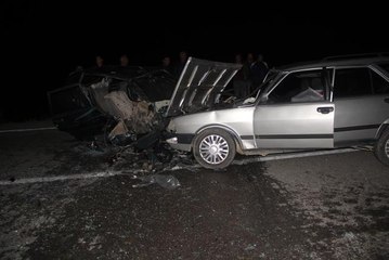 İki otomobil kafa kafaya çarpıştı: 1 ölü, 2'si çocuk 5 yaralı