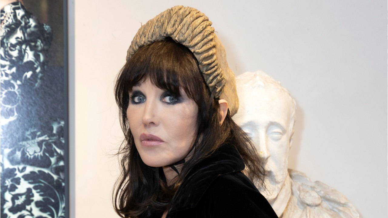 GALA VIDEO – PHOTO : Isabelle Adjani métamorphosée : elle passe au blond platine et fait une apparition très remarquée