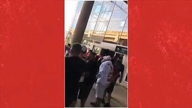 Torcida do São Paulo protesta antes do embarque em Campinas