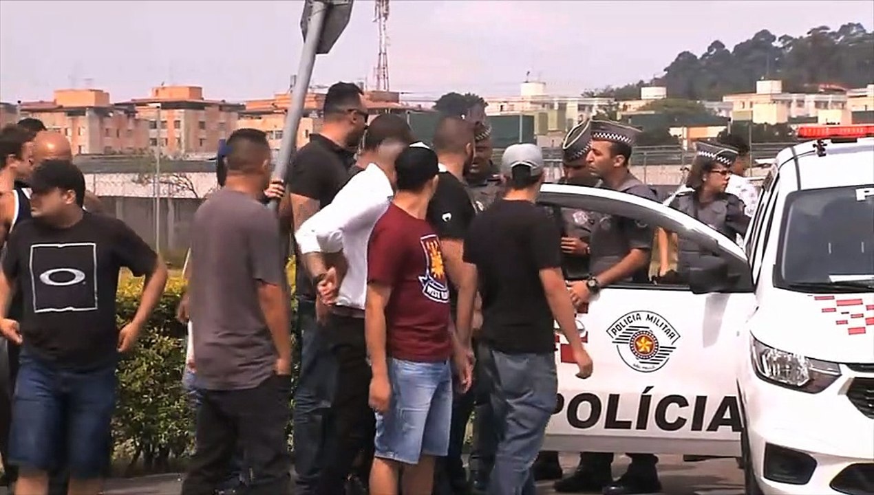 Torcedores protestam na chegada do Corinthians ao CT