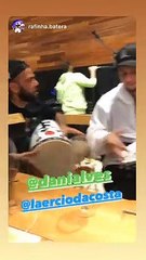 Daniel Alves mostra talento na percussão