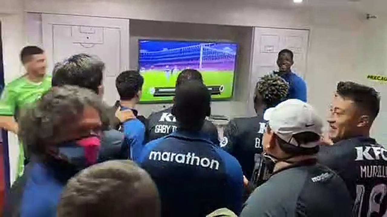 No vestiário, jogadores do Del Valle vibram com gols sobre o Flamengo