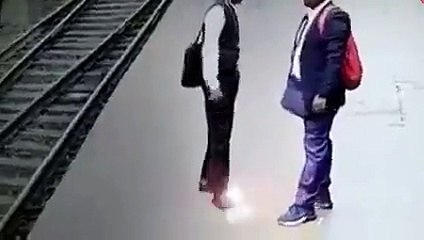 Tren istasyonunda korku dolu anlar! Akıma kapılınca...