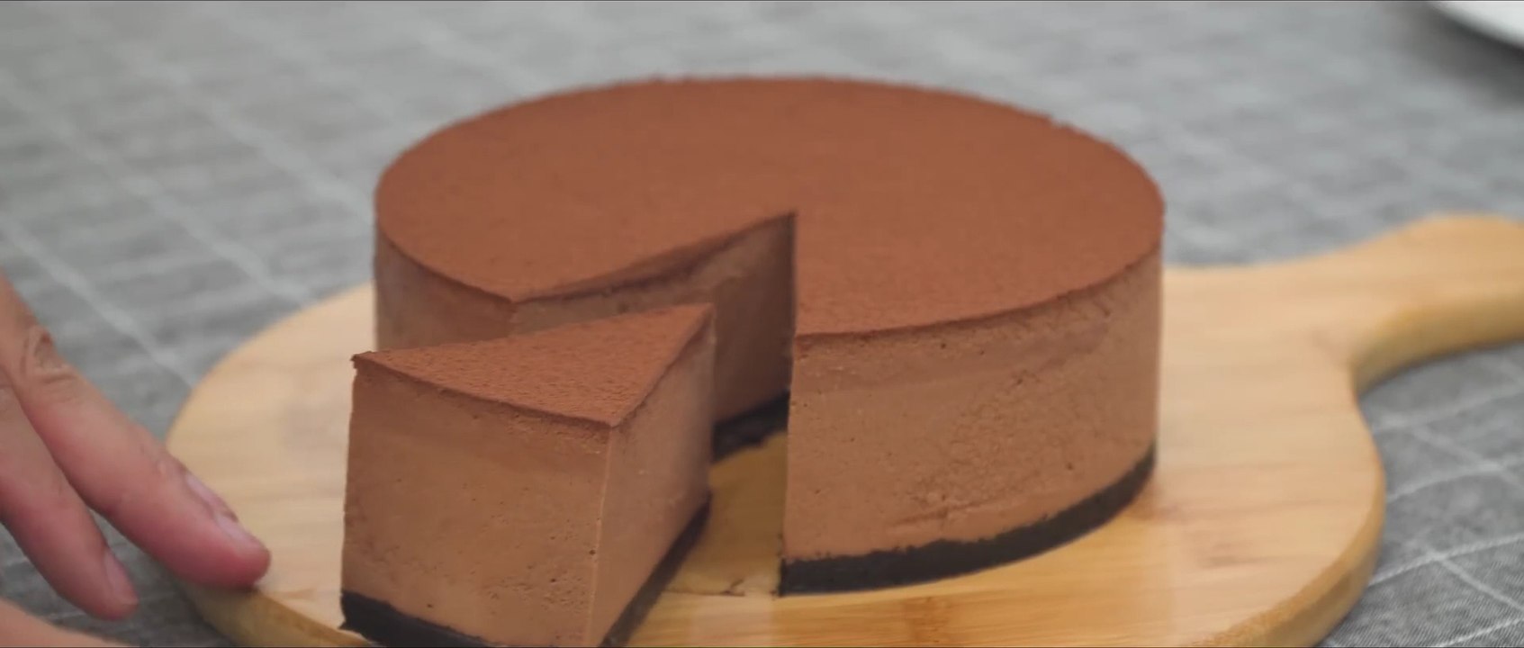 Super Easy Chocolate Cake for a Christmas Party (No Oven Required)