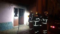 Uşak'ta yangında dumandan etkilenen karı koca hastaneye kaldırıldı