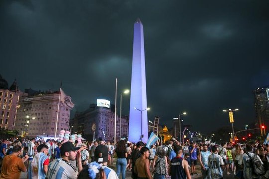BUENOS AIRES - Arjantin halkı yağmura aldırış etmeden milli takımlarının zaferini kutladı