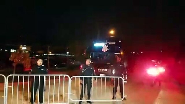 Veja a chegada do ônibus do Corinthians ao Aeroporto de Guarulhos