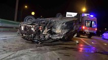 Bursa'da kontrolden çıkan otomobil aydınlatma direğine çarpıp takla attı: 3 ağır yaralı