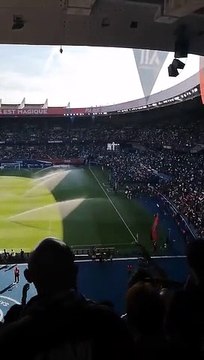 Torcida do PSG vaia e xinga Neymar
