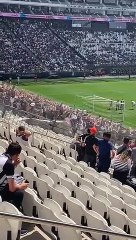 Torcida do Ceará faz a festa após golaço olímpico