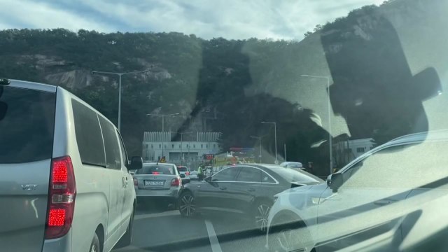 서울 종로 홍지문터널 안 차량 화재...한때 도로 통제 / YTN