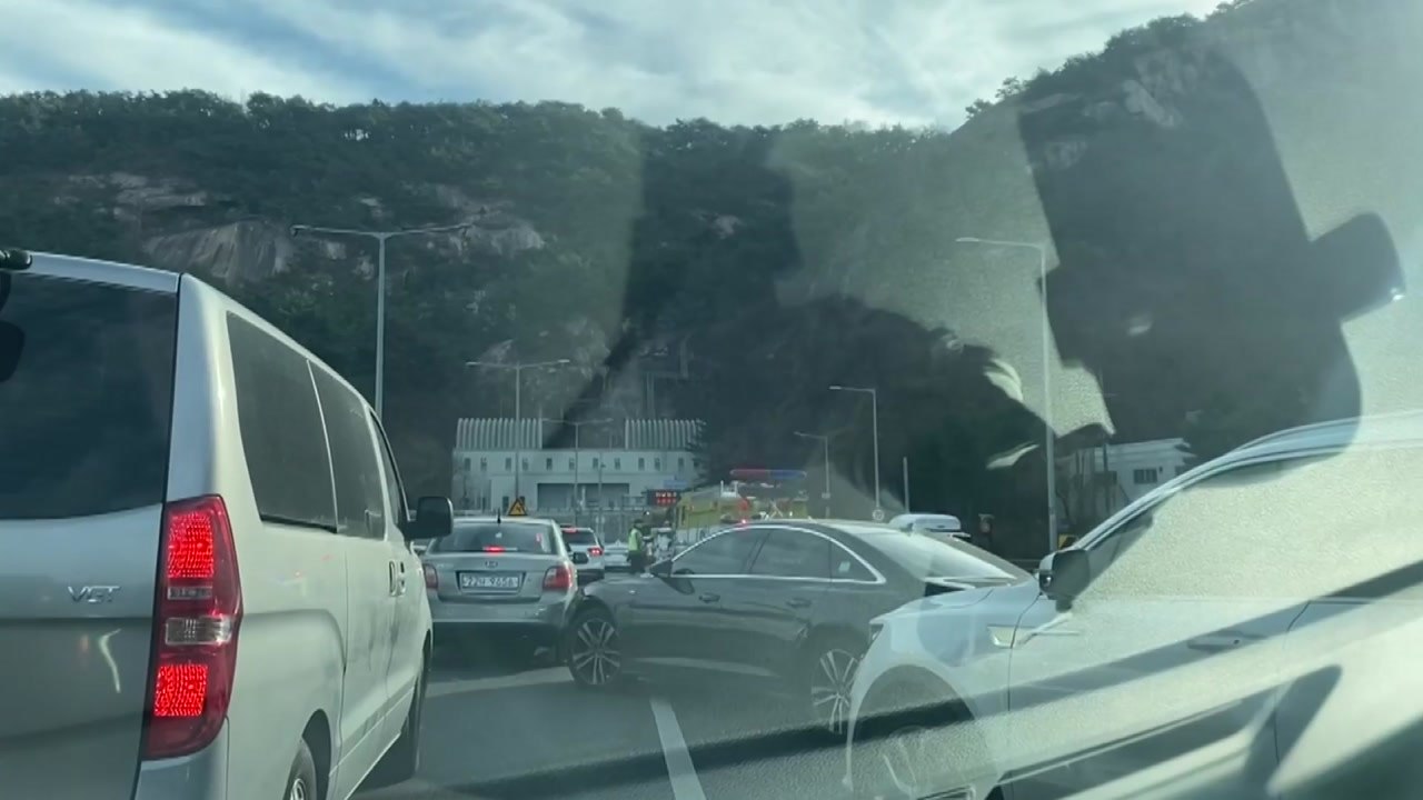 서울 종로 홍지문터널 안 차량 화재...한때 도로 통제 / YTN