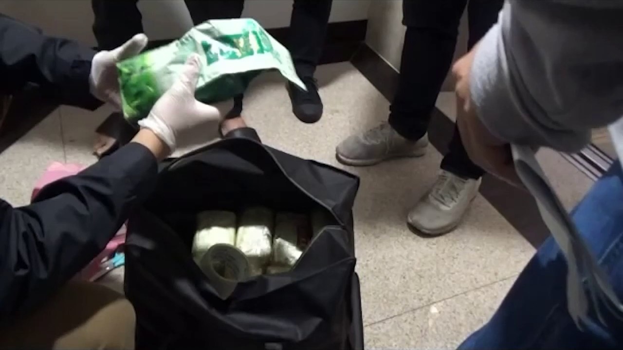 直撃！警攻堅竹聯信堂茶葉包毒品分裝廠 抄逾億K毒大哥遭逮