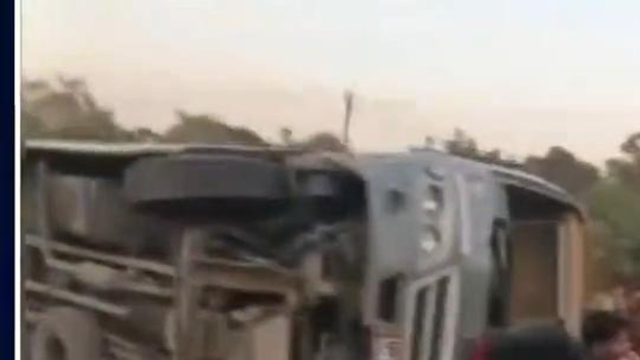 पीलीभीत:एसएसबी जवानों से भरी बस अनियंत्रित होकर खाई में पलटी