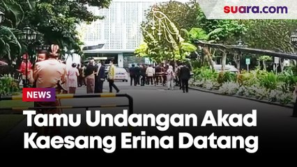 Sejumlah Tamu Undangan Akad Kaesang Erina Mulai Datang, dan Beberapa Warga Tampak Antusias di Seberang Venue