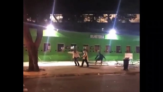 Torcedores protestam no Allianz após eliminação do Palmeiras